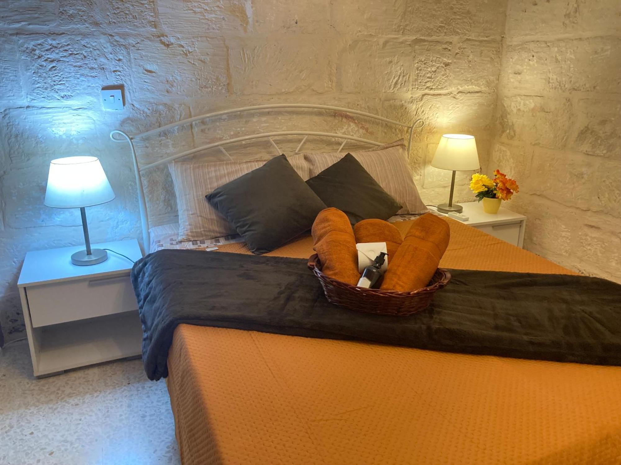 Charming Central Townhouse In Sliema Steps From Promenade And Sliema Ferry Lägenhet Exteriör bild