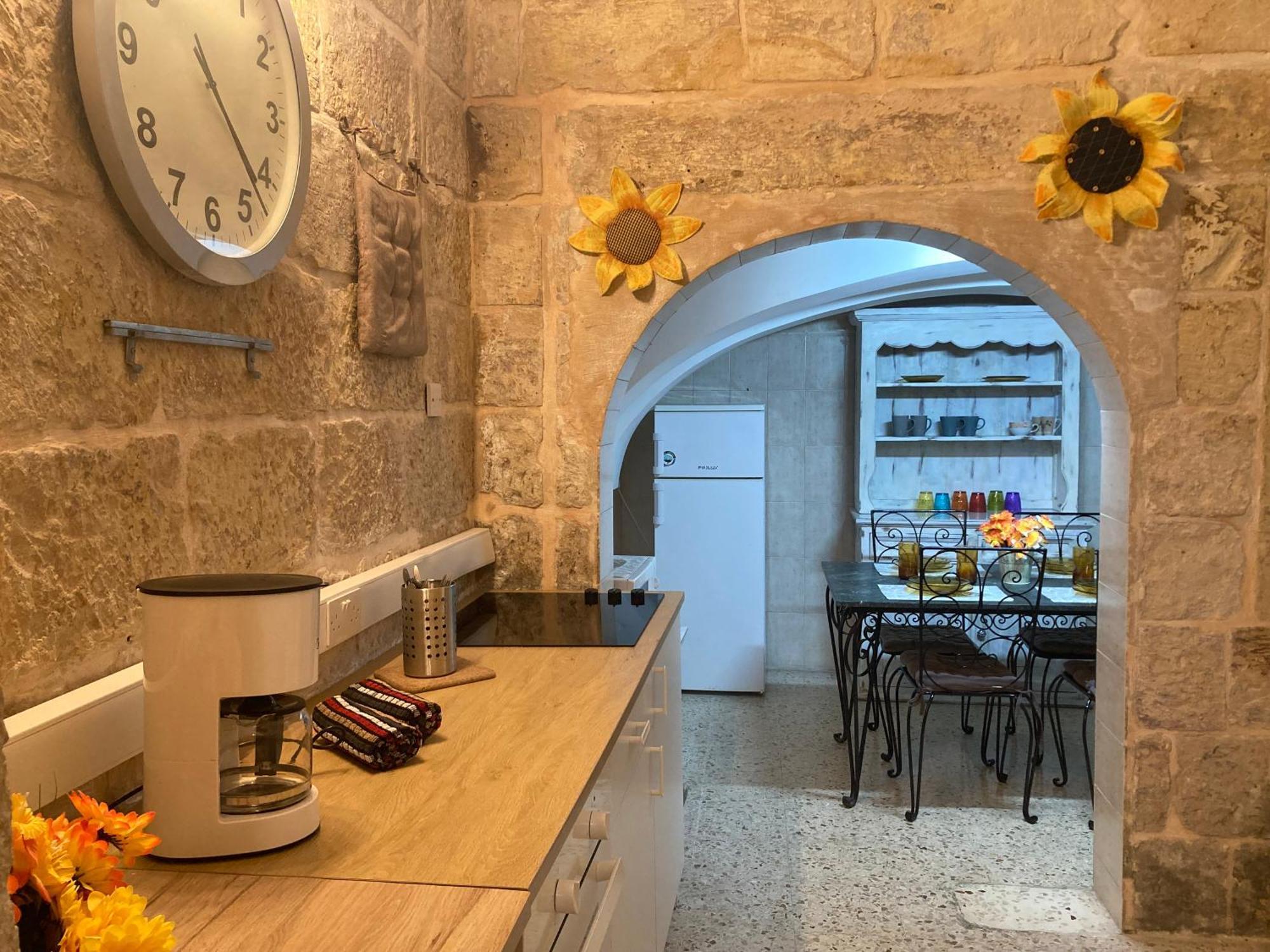 Charming Central Townhouse In Sliema Steps From Promenade And Sliema Ferry Lägenhet Exteriör bild